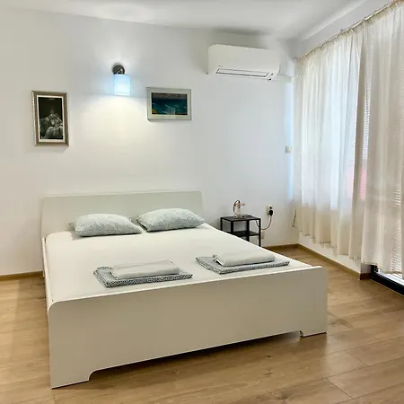 Apollonia 3*